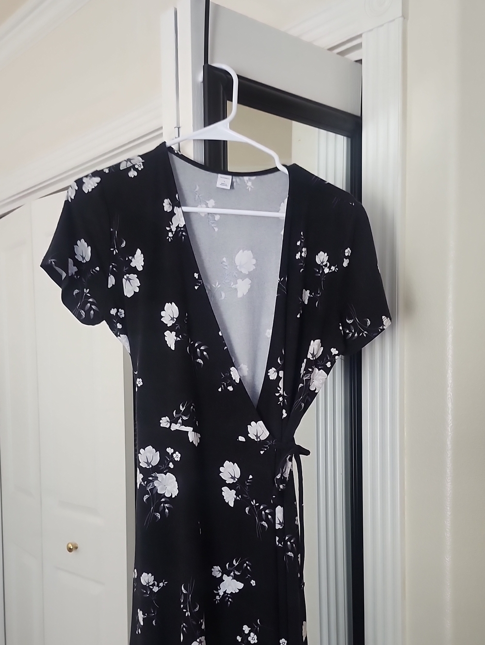 Old Navy Black and White Floral Wrap Short Sleeve Top